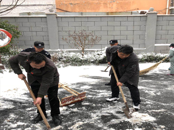 大雪不停，保障不止，第一黨支部組織黨員出動(dòng)保障群眾出行路