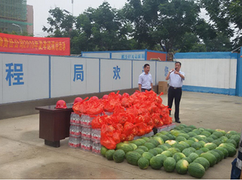 炎炎夏日送清涼 絲絲關(guān)愛(ài)入心田 ——公司開(kāi)展2016年度夏日送清涼活動(dòng)