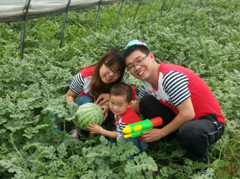 公司開展“親子同行 快樂六一”采摘活動