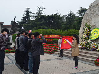 公司黨支部開展“緬懷革命先烈，繼承優(yōu)良傳統(tǒng)”清明節(jié)祭掃活動