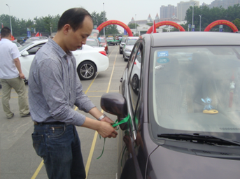 置業(yè)公司黨支部參加“第九屆綠絲帶愛心  送考”啟動(dòng)儀式